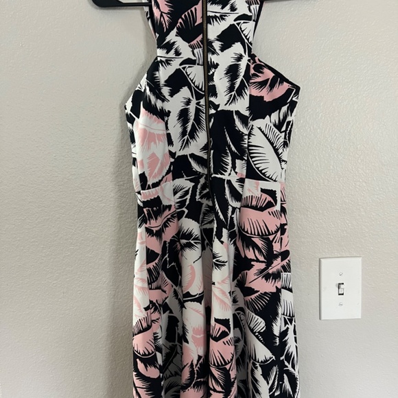 Express pink and black palm dress size 2 - Picture 2 of 5